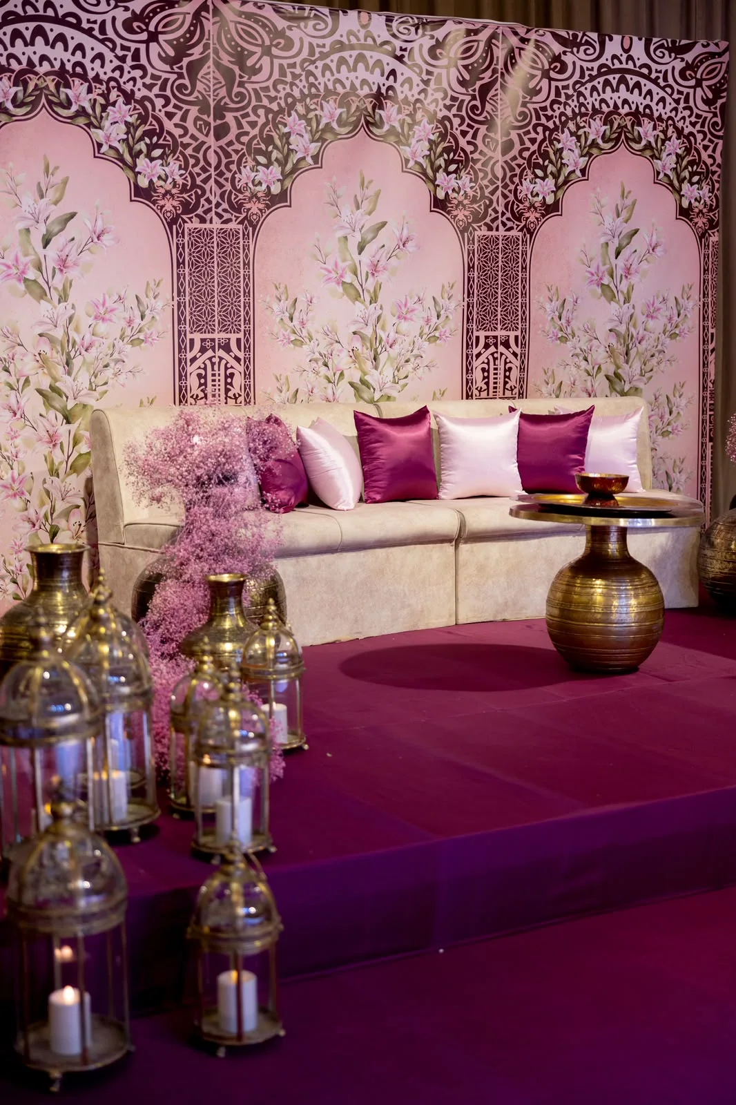 Pembe tonlarda lounge alanı