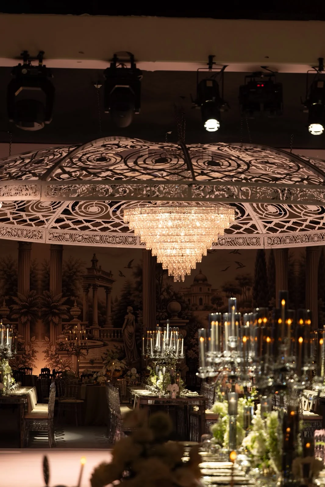 Versailles Nocturne: davet dekorasyonu ve mekân detayları, arşiv karesi 124